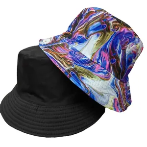 Primo piano di cappelli a secchiello reversibili con stampe tie-dye psichedeliche.