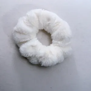Chouchou en fausse fourrure blanche douce avec une texture pelucheuse pour l'hiver.