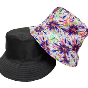 Dettaglio di un cappello da pescatore reversibile con motivi nero e tie-dye vivaci
