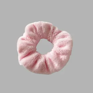 Détail rapproché d'un chouchou en peluche rose doux avec une texture duveteuse pour l'hiver.