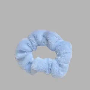 Gros plan d'un chouchou en peluche bleu clair montrant sa texture douce et moelleuse.