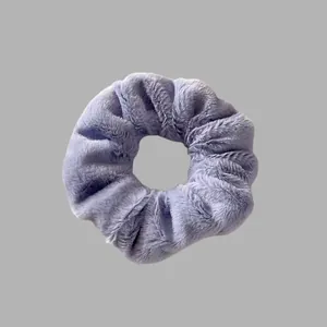 Détail d'un chouchou en peluche douce lavande en fausse fourrure pour l'automne et l'hiver