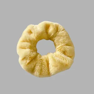 Vue macro montrant la texture douce en peluche jaune pâle de ce chouchou d'automne.