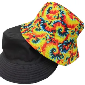 Dettaglio dei cappelli alla pescatora reversibili in nero e vivaci motivi tie-dye