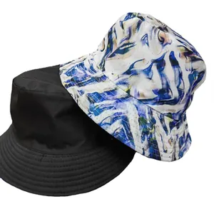 Vista dettagliata di due cappelli a secchiello: uno nero e uno con stampa tie-dye blu