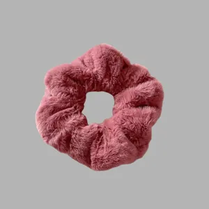 Vue détaillée d'un chouchou en fausse fourrure peluche rose poudré pour femme