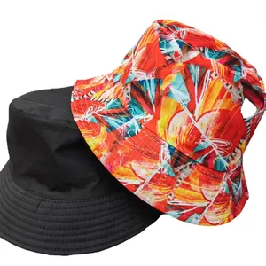 Dettaglio in primo piano di cappelli reversibili con stampa tie-dye retrò e nero