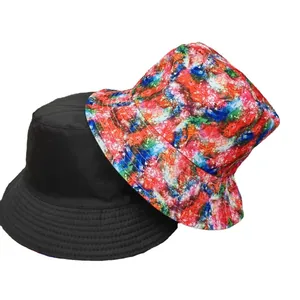 Primo piano di entrambi i lati di un cappello da pescatore reversibile nero e tie-dye.