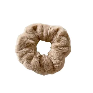 Chouchou en peluche douce de couleur kaki pour vos coiffures d'automne et d'hiver