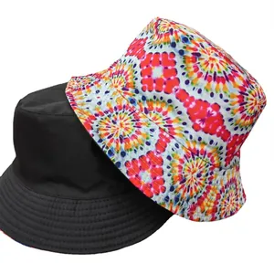 Dettaglio di un cappello a secchiello reversibile in nero e fantasia tie-dye colorata.