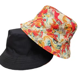 Vista dettagliata di cappelli a secchiello reversibili neri e con stampe tie-dye