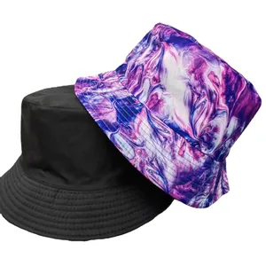 Cappello alla pescatora reversibile con lato nero e vivace stampa tie-dye viola