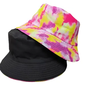 Dettaglio dei cappelli a secchiello reversibili in nero e motivo tie-dye vivace