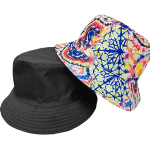 Primo piano di cappelli a secchiello reversibili neri e con motivo tie-dye