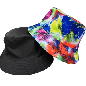 Vista dettagliata di due cappelli a secchiello reversibili in nero e motivo tie-dye.