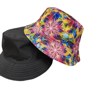 Dettaglio cappello da pescatore reversibile con stampa mandala psichedelica e lato nero.