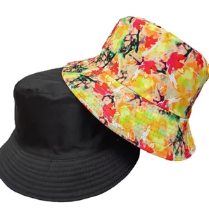 Vista dettagliata di cappelli a secchiello reversibili neri e con stampa tie-dye a foglie