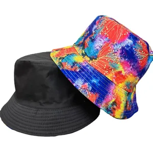 Dettaglio di cappelli alla pescatora reversibili neri e con stampe tie-dye