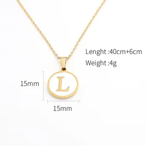 Vue détaillée du collier en or avec pendentif lettre L, insert en nacre et mesures