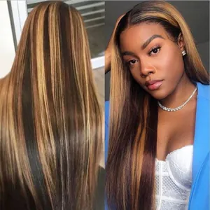 Détail macro de longs cheveux synthétiques lisses avec reflets blond miel naturel