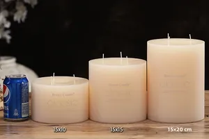 Λεπτομερής προβολή μεγάλων κεριών σε ιβουάρ λευκό σε τρία μεγέθη για σύγκριση
