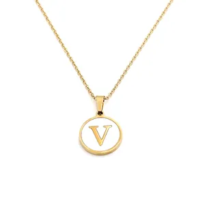 Gros plan du collier avec pendentif initiale V doré orné d'une élégante incrustation de nacre