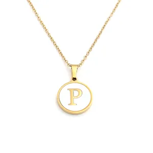 Gros plan d'un collier lettre P en or avec un pendentif circulaire en nacre blanche