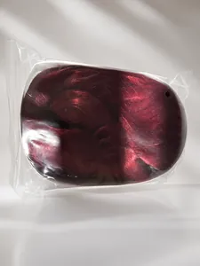 Détail d'une perruque synthétique longue et lisse bordeaux dans son emballage