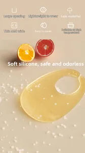Gros plan du bavoir en silicone translucide pour bébé avec motif d'écailles et poche