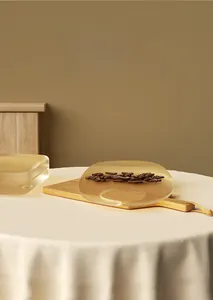 Vue détaillée d'un bavoir en silicone pour bébé avec une large poche de récupération d'aliments