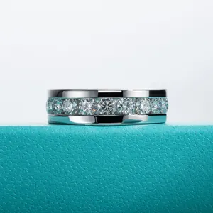 Détail d'une bague en moissanite argentée avec serti rail sur une boîte bleue élégante