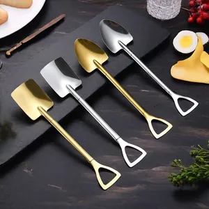 Lot de quatre cuillères pelle en acier inox or et argent avec bouts carrés et pointus.
