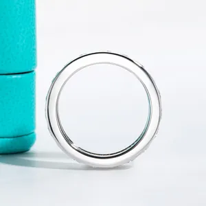 Vue macro d'une bague en argent sertie de moissanite montrant la circonférence intérieure.