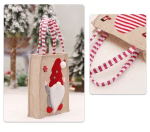 Detail van de kerstcadeautas van jute met een 3D-gnome en rood-wit gestreepte hengsels
