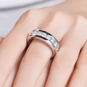 Détail d'une bague haut de gamme en moissanite avec serti rail en argenture sur un doigt