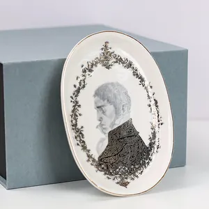 Plateau en céramique ovale avec portrait vintage, bordure dorée et motifs floraux