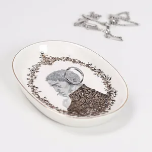 Vue détaillée du plateau à bijoux en céramique nordique avec portrait classique