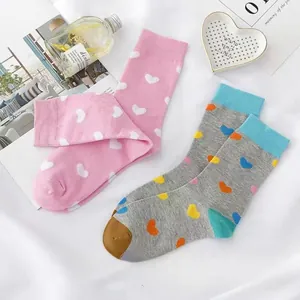 Süße Damen Socken mit rosa und grauen Herzmustern in einer gemütlichen Lifestyle-Umgebung