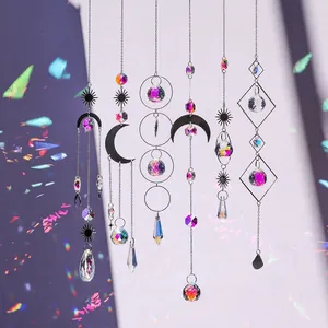 Set van zes hemelse kristallen zonnevangers met decoratieve manen, sterren en prisma ballen.