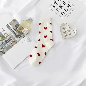 Gemütliche weiße Socken mit rotem Herzmuster in einer stilvollen Lifestyle-Umgebung