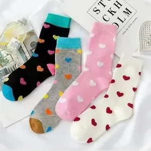 Nahaufnahme von mittelhohen Socken mit bunten Herzmustern in verschiedenen Farben