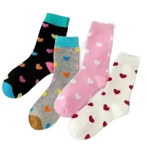 Packung mit Damen-Socken mit Herzmuster in Schwarz, Grau, Rosa und Weiß für Alltag