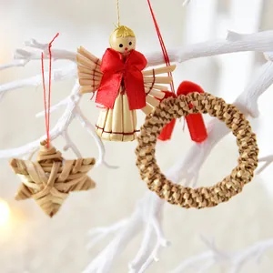 Handgefertigte natürliche Stroh-Weihnachtsanhänger mit roten Schleifen an Zweigen