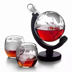 Whisky-Dekanter-Geschenkset mit Globus-Glasflasche, Glasschiff innen und Holzständer