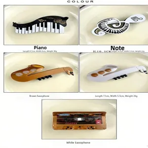 Détail de cinq pinces à cheveux en acétate en forme d'instruments de musique.