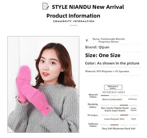 Détail de gants en peluche rose à rabat pour femme, montrant texture et matières.