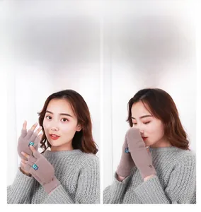 Gants d'hiver en peluche pour femmes montrant les modes mitaines et doigts couverts.