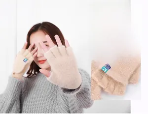 Détail de gants en peluche chaude sans doigts avec rabat convertible pour femmes en hiver