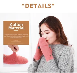 Vue détaillée des gants d'hiver en peluche rose avec un rabat convertible pratique