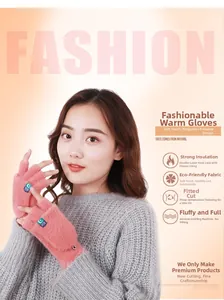 Détail de gants demi-doigts en peluche rose avec rabat portés par un mannequin en gros plan